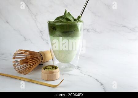 Grüne Matcha dalgona. Trendiges Hipster-Getränk auf Marmorhintergrund. Stockfoto
