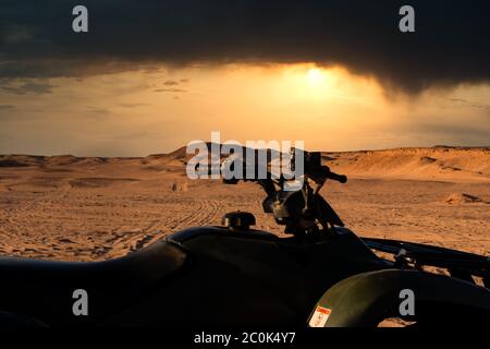 Ein Quad auf einer Wüstensafari in Ägypten mit dramatischem Himmel Stockfoto