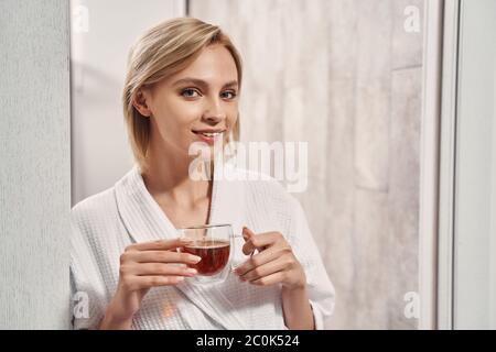 Frau hält ein Kräutergetränk in den Händen Stockfoto