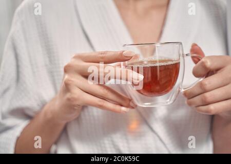 Frau mit einem Kräutergetränk in den Händen Stockfoto