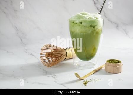Japanischer Matcha Tee Getränk Latte. Gesunde, frische Ernährung. Gesunde Ernährung. Stockfoto