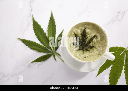 Grüner Hanf trinken Latte auf weißem Hintergrund. Gesunde, frische Ernährung. Stockfoto