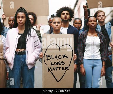 Schwarze Leben Materie Protest. Junge Menschen protestieren, um zu zeigen, dass sie gegen Rassismus stehen. Stockfoto