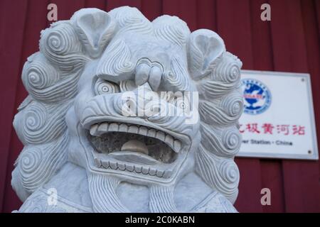 Norwegen, Spitzbergen, NY-Ålesund, 12. September 2018: Löwenstatue vor der chinesischen Forschungsstation "Yellow River Station" Stockfoto