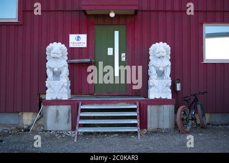 Norwegen, Spitzbergen, NY-Ålesund, 12. September 2018: Löwenstatue vor der chinesischen Forschungsstation "Yellow River Station" Stockfoto