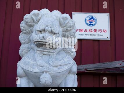 Norwegen, Spitzbergen, NY-Ålesund, 12. September 2018: Löwenstatue vor der chinesischen Forschungsstation "Yellow River Station" Stockfoto