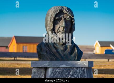Norwegen, Spitzbergen, NY-Ålesund, 12. September 2018: Statue des norwegischen Helden 'Roald Amundsen' im nördlichsten Dorf der Erde, genannt 'NY-Ålesun Stockfoto