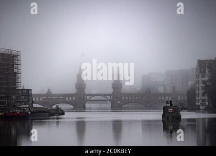 Berlin, Deutschland. Juni 2020. Die Oberbaumbrücke liegt im Morgennebel. Quelle: Paul Zinken/dpa/Alamy Live News Stockfoto