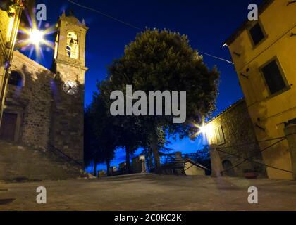 Kirche San Bartolomeo in Seggiano, kleines Dorf auf einem Hügel zwischen den Hügeln des Monte Amiata und der wunderschönen Landschaft des Val d'Orcia. Stockfoto