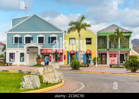Point Blanche, St. Maarten - 1. Mai 2019: Einkaufsviertel im Kreuzfahrthafen von St. Maarten (Niederlande). Landschaftlich schöner karibischer Urlaub. Stockfoto