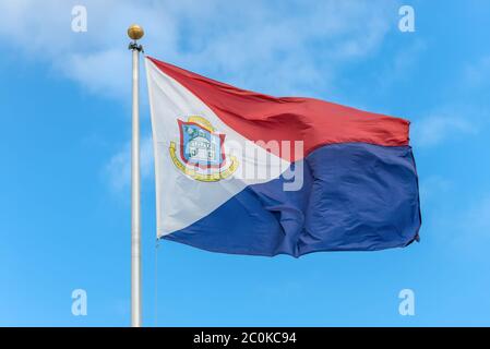 Die Nationalflagge von Sint Maarten flattert im Wind, einem Land innerhalb des Königreichs der Niederlande besetzt die Südhälfte der Insel Stockfoto