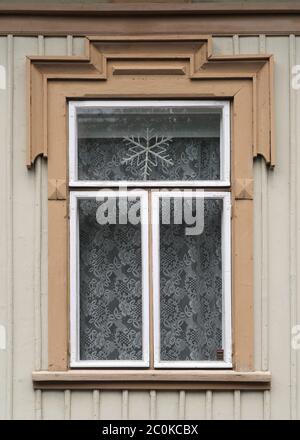 Fenster in einem Holzhaus in finnland Stockfoto