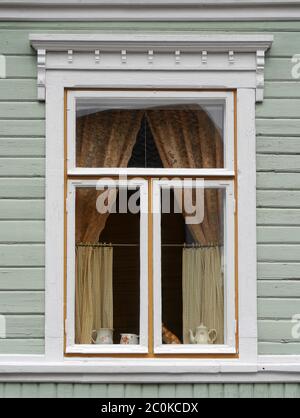 Fenster in einem Holzhaus in finnland Stockfoto