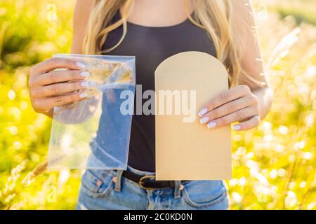 MOCKUP, SCENE CREATOR Zero Waste Konzept. Verwenden Sie eine Plastik- oder Papiertüte. Null Verschwendung, grüne und bewusste Lifestyle-Konzept Stockfoto