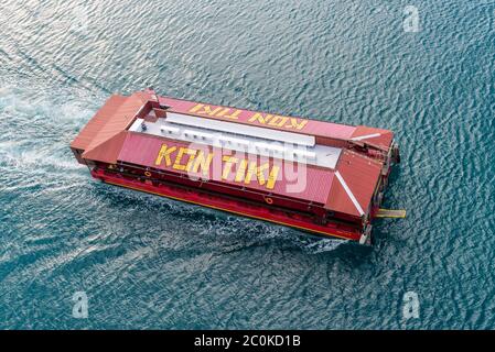 Charlotte Amalie, St.Thomas, USVI - 1. Mai 2019: Ansicht des Kon Tiki II Partyboots (Hafen & Ausflugsboote / Restaurantschiff) im Hafen von CH Stockfoto