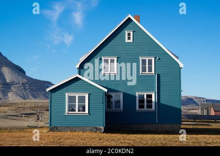 Norwegen, Spitzbergen, NY-Ålesund, 12. September 2018: Blaues Gebäude, das die deutsche Forschungsstation namens 'Koldewey' ist Stockfoto