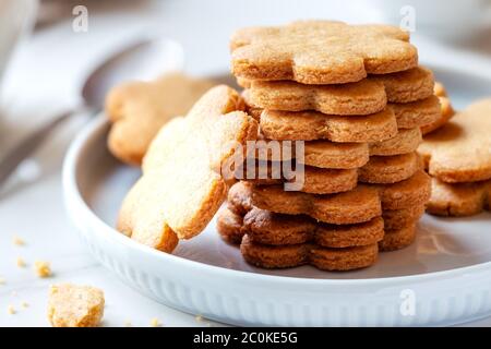 Frisch gebackene hausgemachte Zimtschnecken auf einem Teller zum Frühstück als Good Morning Konzept gestapelt Stockfoto