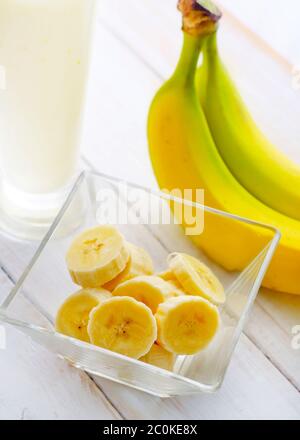 Frische Banane in die Glasschüssel, Banane und Milch Stockfoto