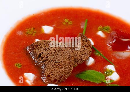 Suppe aus gebackenen Tomaten mit pesto Stockfoto