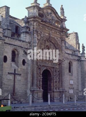 IGLESIA MAYOR PRIORAL - PUERTA DEL SOL - SIGLO XVII - PORTADA RETABLO BARROCA CON ELEMENTOS PLATERESCOS. Autor: Martin CALAFATE ANTON. Lage: Iglesia Mayor Prioral. PUERTO DE SANTA MARIA. Cadiz. Spanien. Stockfoto