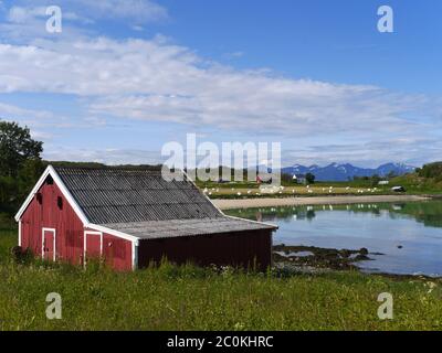 Scheune auf dem Fjord in Nordnorwegen Stockfoto