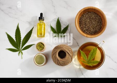 Flache Lay-Zusammensetzung aus Hanf, Cannabisprodukte. Kosmetik und Getränke. Draufsicht Stockfoto