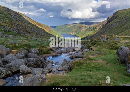 Upper Lake Trail auf dem Gipfel des Berges im Tal von Glendalough, Wicklow Mountains, Irland. Sommertag. Stockfoto