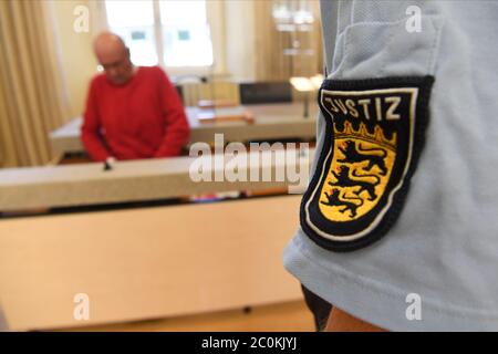 Ravensburg, Deutschland. Juni 2020. Der Angeklagte Supermarkt Erpresser (l) sitzt gegenüber einem Justizbeamten im Dock. Der wegen vergifteter Babynahrung verurteilte Supermarkterpresser aus dem Bodensee steht seit März wieder vor Gericht - das Urteil könnte heute vergehen. Der Erpresser hatte in Friedrichshafen mehrere Gläser Babynahrung mit einer gefährlichen Dosis Gift in den Läden platziert und von verschiedenen Handelsunternehmen 11.7 Millionen Euro gefordert. Quelle: Felix Kästle/dpa/Alamy Live News Stockfoto