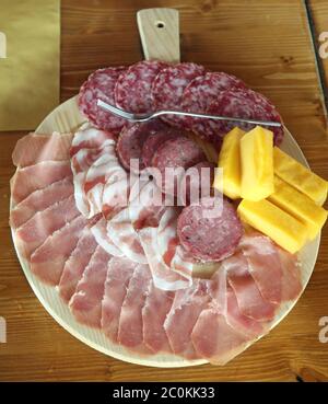 Gemischte Aufschnitte aus dem Holzschneidebrett im italienischen Bauernhaus Stockfoto