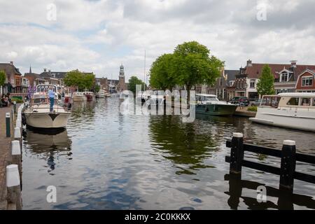 Lemmer, Provinz Friesland, Niederlande 05-20-2020, die Stadt Lemmer in der niederländischen Provinz Friesland mit vielen Kanälen und Freizeitbooten Stockfoto