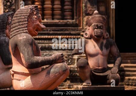 Stein Sculputure sitzen vor Tempel B Stockfoto