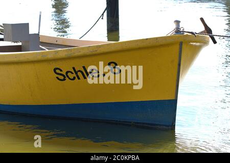 Schleswig, Deutschland. Mai 2020. 19.05.2020, Schleswig, das Boot 'Schle. 8' der Fischer aus dem Schleswig Holm liegt am Flussufer am Ufer der Schlei im Wasser. Quelle: dpa/Alamy Live News Stockfoto