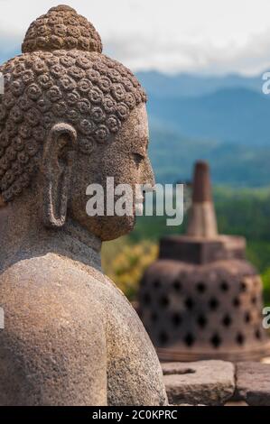 Sitzende Stein Buddha vor Stupa in borobudur Stockfoto