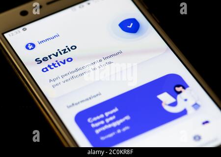 Stop Covid, Immuni App, offizielle COVID-19 oder Coronavirus Kontaktverfolgung App für Italien, Europa, die italienische Regierung Exposition Benachrichtigung Lösung Stockfoto