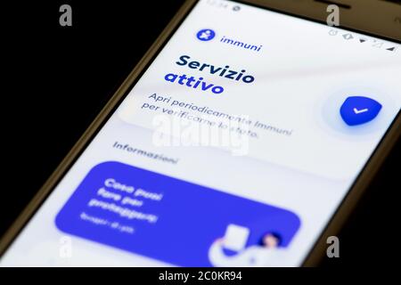 Stop Covid, Immuni App, offizielle COVID-19 oder Coronavirus Kontaktverfolgung App für Italien, Europa, die italienische Regierung Exposition Benachrichtigung Lösung Stockfoto