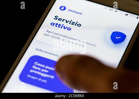 Stop Covid, Immuni App, offizielle COVID-19 oder Coronavirus Kontaktverfolgung App für Italien, Europa, die italienische Regierung Exposition Benachrichtigung Lösung Stockfoto