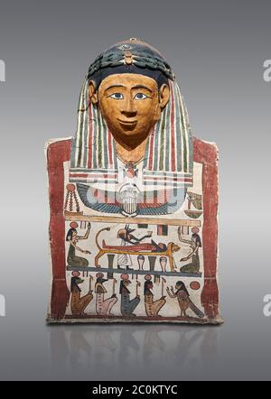 Alte ägyptische Gemetzel-Mumienmaske mit Mumification-Szene, Pyolämische Periode, (332-30BC), Ägyptisches Museum, Turin. Cat 2250. Grauer Hintergrund Stockfoto