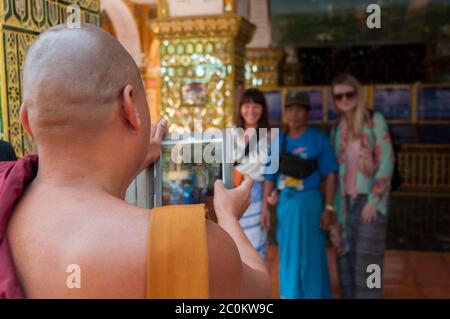 Mönch nehmen Foto von touristischen Stockfoto