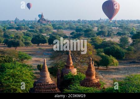 Tempel und Heißluftballon fliegen über Bagan Stockfoto