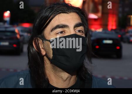 Hamburg, Deutschland. Juni 2020. Fatih Akin, Drive-in Kino in Hamburg, Soul Kitchen on the Heigeneistfeld, 10.06.2020, Nutzung weltweit Quelle: dpa/Alamy Live News Stockfoto