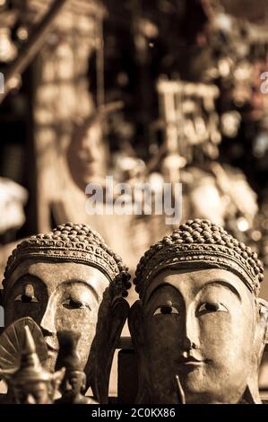 Zwei Buddha-Köpfe in sepia Stockfoto