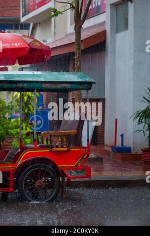 TukTuk Motorrad Regen Monsunzeit in Kampot Stockfoto