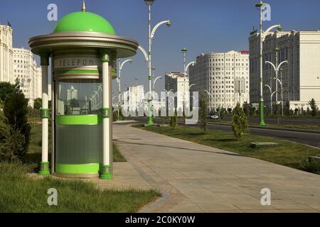 Aschgabat, Turkmenistan - 15. Oktober 2014: Moderne Architektur von Aschgabat. Telefonzelle auf neuem breiten Boulevard. Aschkhabad. Di Stockfoto