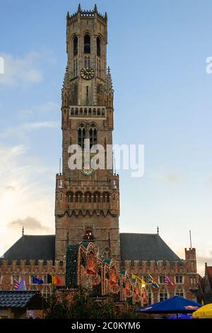 Der historische Belfried von Brügge auf dem Markt (Marktplatz) im Stadtzentrum von Brügge während des Weihnachtsmarktes, Westflandern, Nordwestbelgiens Stockfoto