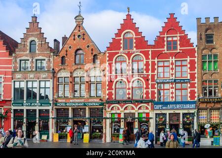 Die Fassade einer Reihe von Restaurants in historischen Gebäuden auf dem Markt (Marktplatz) im Zentrum der Stadt Brügge, Westflandern, Nord-West B Stockfoto