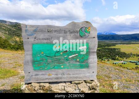 Schild am Mirador Rio Serrano im Torres del Paine Nationalpark, Patagonien, Südchile, der einen Panoramablick auf den Serrano Fluss bietet Stockfoto