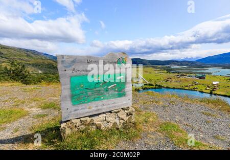 Schild am Mirador Rio Serrano im Torres del Paine Nationalpark, Patagonien, Südchile, der einen Panoramablick auf den Serrano Fluss bietet Stockfoto