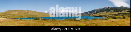 Panoramablick Richtung Torres del Paine über Laguna Azul im Torres del Paine Nationalpark, Patagonien, Südchile Stockfoto