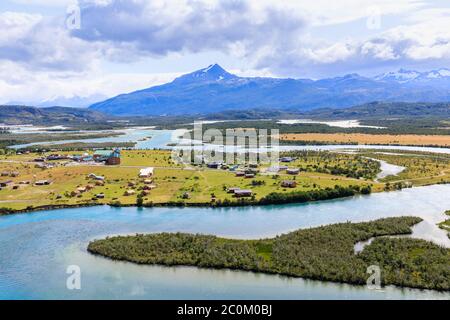 Panoramablick auf den Serrano-Fluss (Río Serrano) vom Mirador Rio Serrano im Nationalpark Torres del Paine, Patagonien, Südchile Stockfoto