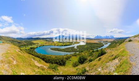 Panoramablick auf den Serrano-Fluss (Río Serrano) vom Mirador Rio Serrano im Nationalpark Torres del Paine, Patagonien, Südchile Stockfoto